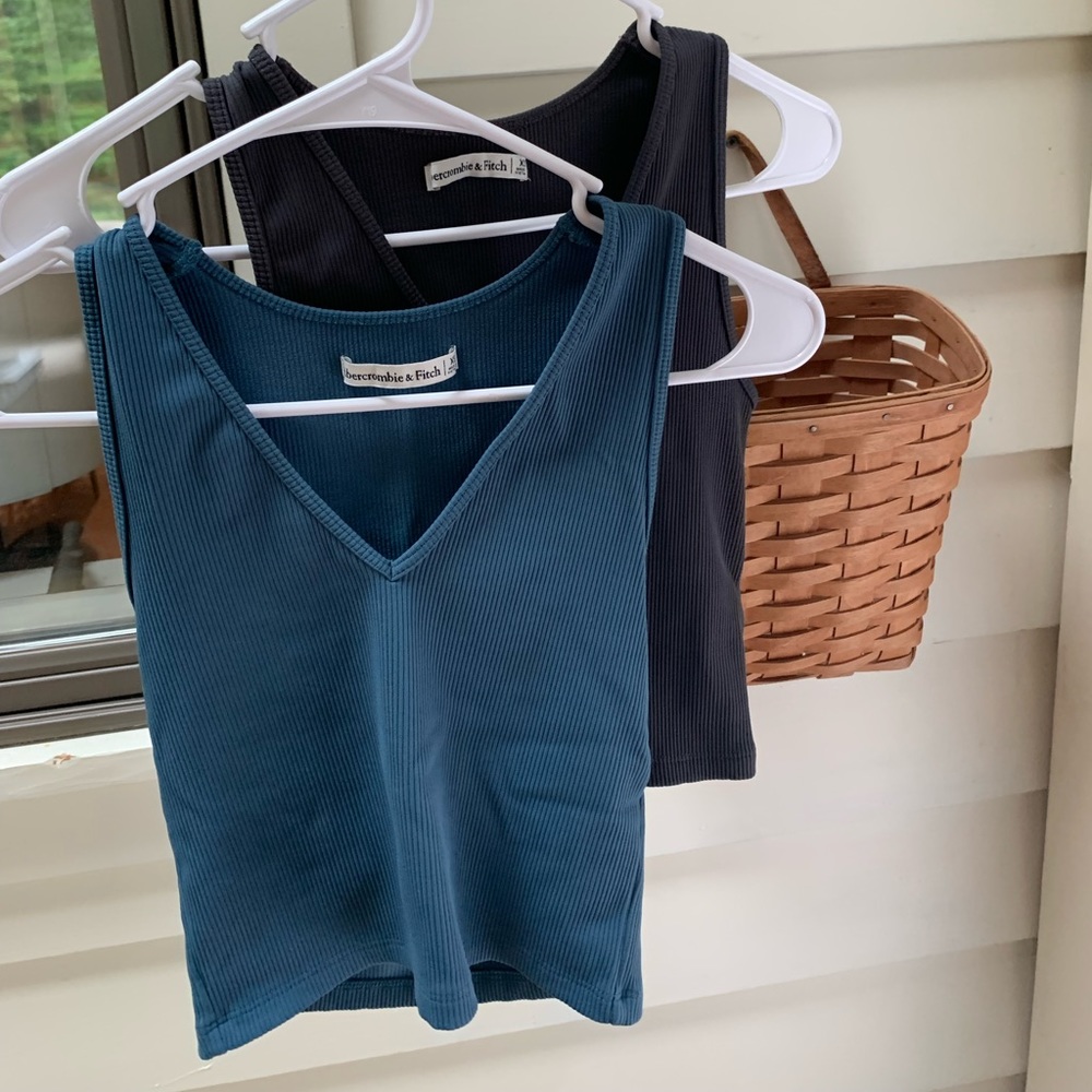 Gilly Hicks V-neck ribbed tank set